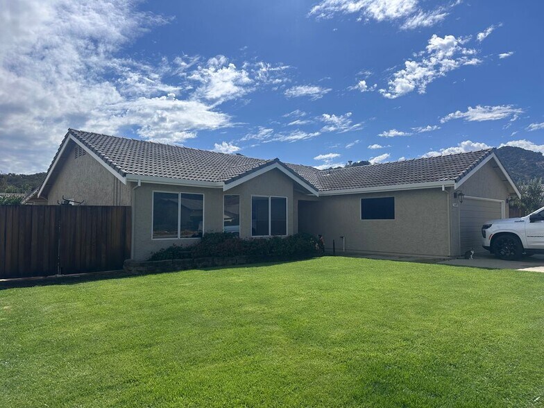 Building Photo - 51495 White Oak Dr
