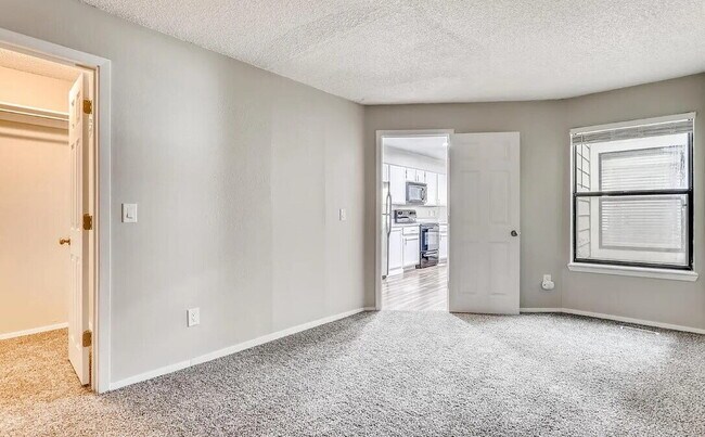 Building Photo - 932 S Dearborn Way