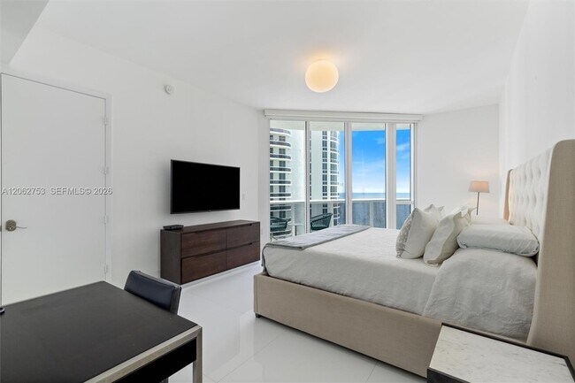 Building Photo - 15811 Collins Ave