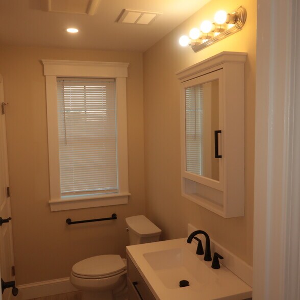 Building Photo - 32 Newhall St