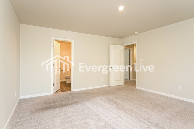 Building Photo - 125 Raymond St