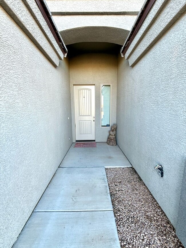 Building Photo - Beautiful 3 Bedroom with 3 Car Garage- Available Now!