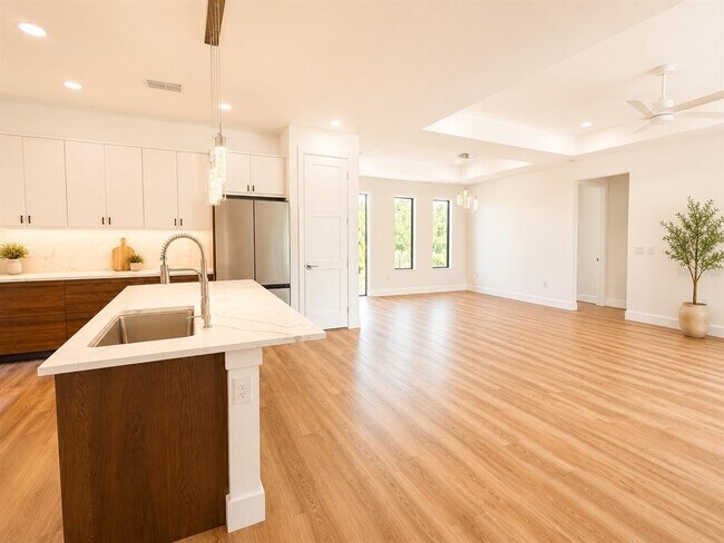 Building Photo - 170 Saluda Terrace
