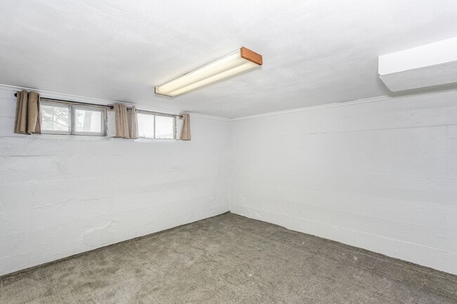 Building Photo - 516 S Erie Ave