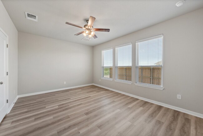 Building Photo - 517 La Parra Bend