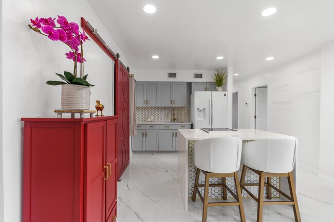 Building Photo - 201 NE 28th Ct