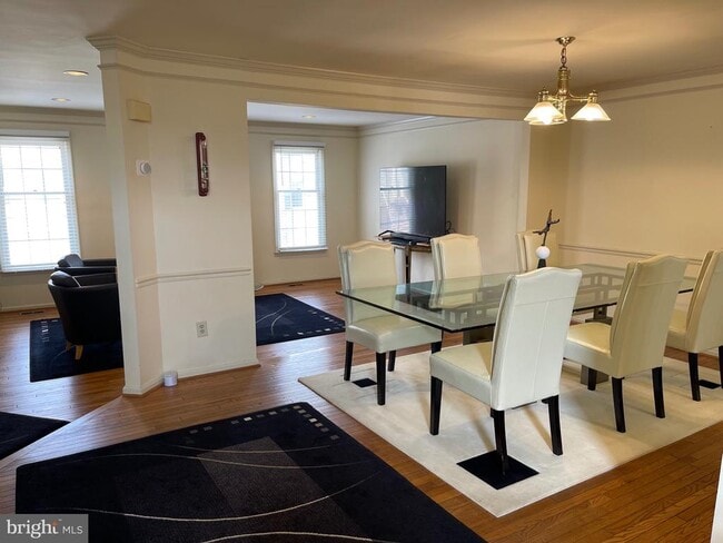 Building Photo - 10926 Bloomingdale Dr