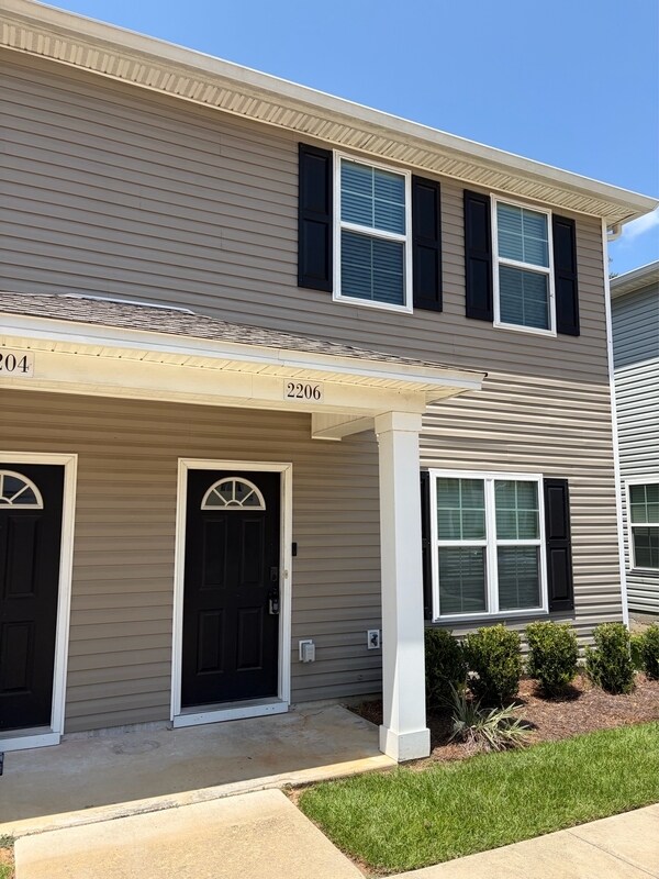Building Photo - 2206 Cedarbrook Ct