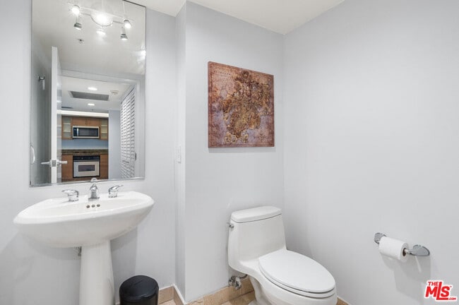 Building Photo - 13700 Marina Pointe Dr