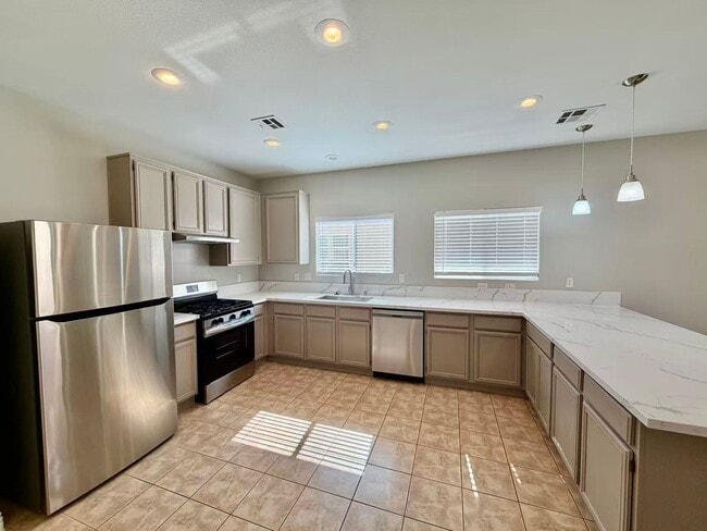 Building Photo - Beautiful single one-story home