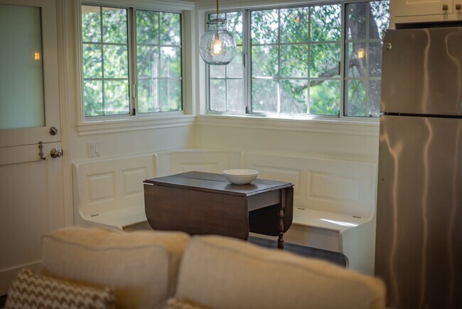 Building Photo - East End Hideaway