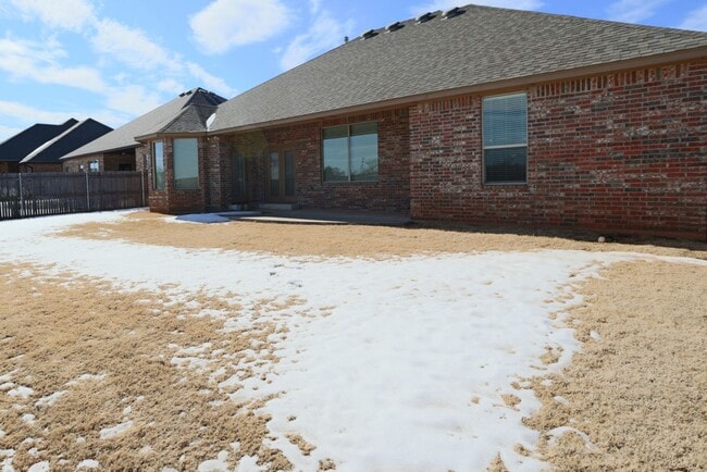Building Photo - Beautiful 4 bed, 2 bath WITH an Office in Mustang Schools