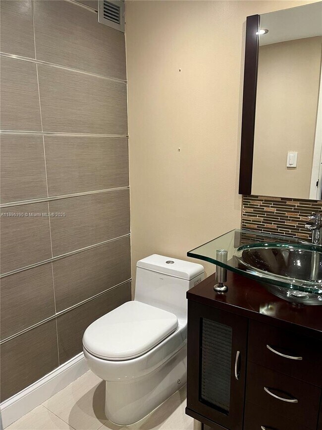 Building Photo - 16919 N Bay Rd