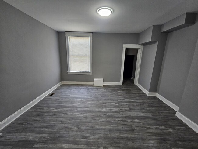 Building Photo - 3016 Kenyon Ave