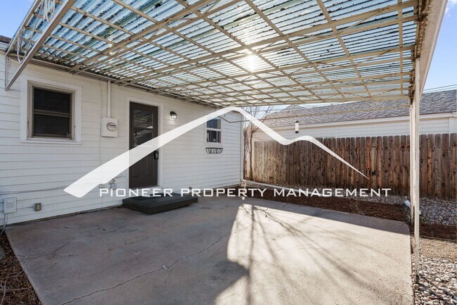 Building Photo - Downtown Charm with Private Yard, Oversized Garage and AC