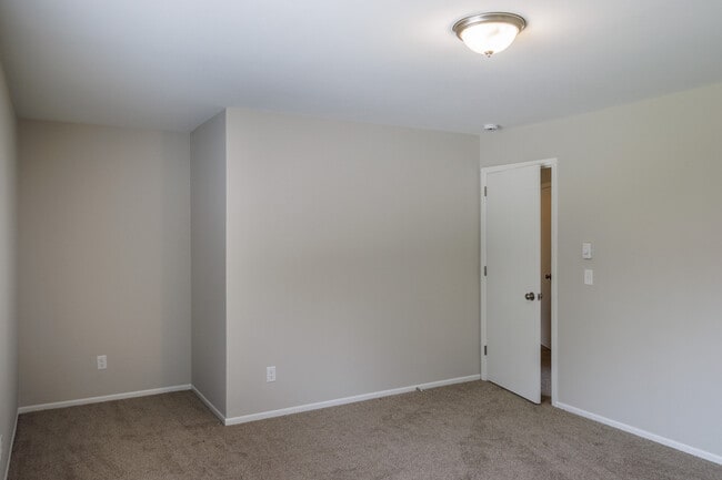 Building Photo - 2103 Green Tree Rd