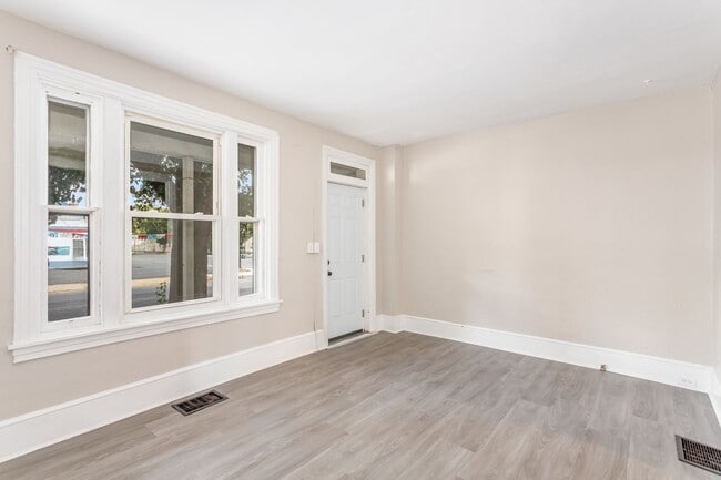 Building Photo - Newly remodeled 3 bedroom home