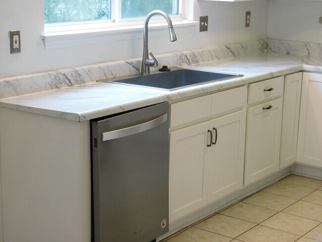 Building Photo - "Charming 3-Bed Oasis with Cozy Fireplace in Mount Pleasant"