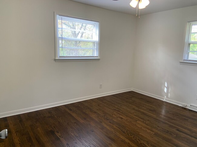 Building Photo - Cute 3 BR/ 1 BA Off Gate City Blvd.