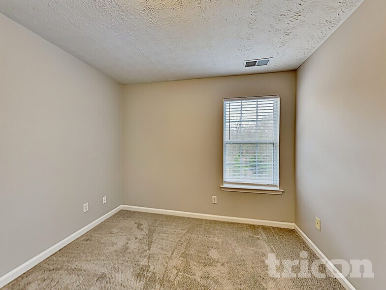 Building Photo - 872 Woodside Dr