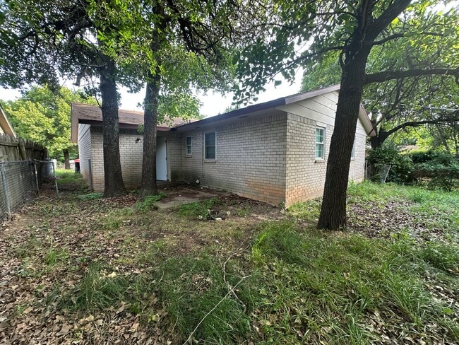 Building Photo - 3 Bed, 1 1/2 Bath, 1 Car Garage