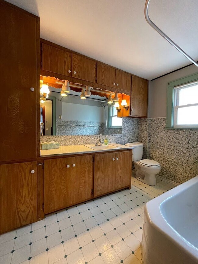 Building Photo - Three bedroom 1 1/2 bathroom home for rent