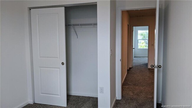 Building Photo - 373 SE Sea Hunt Way