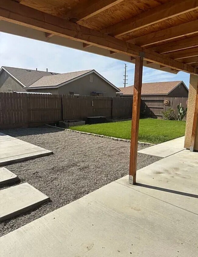 Building Photo - New 3 bedrooms 2 bath home move in ready