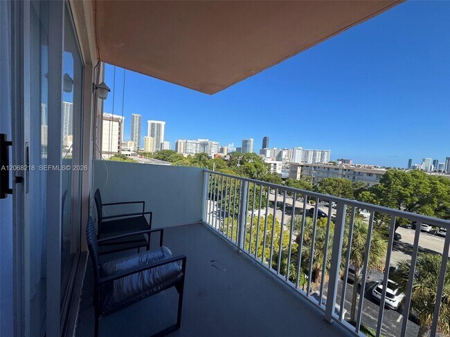 Building Photo - 2200 E Hallandale Beach Blvd
