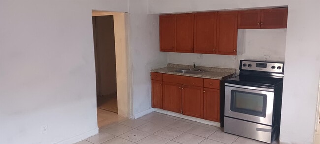 Building Photo - 725 N E St