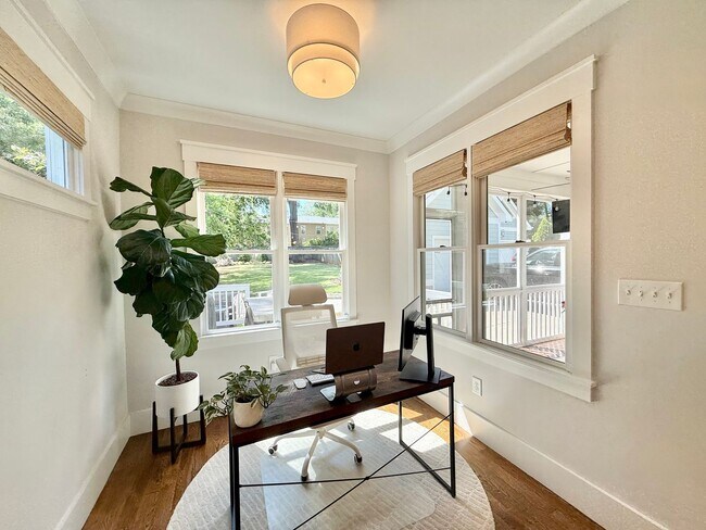 Building Photo - Stunning 3BD, 2.5BA Downtown Raleigh Home with Modern Updates, Large Fenced In Backyard, Fire Pit...