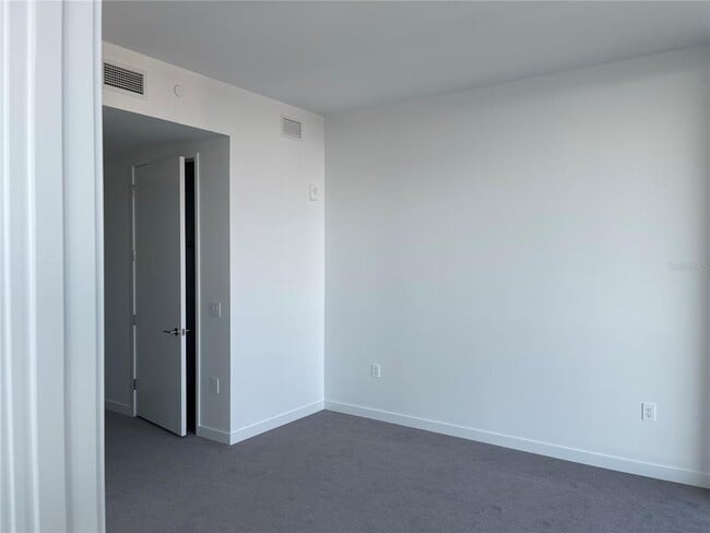 Building Photo - 400 Central Ave