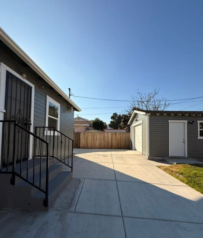 Building Photo - Newly Remodeled 2 bed+ 1.5 bath Single Fam...