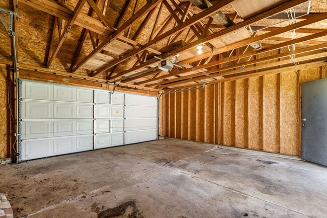 Building Photo - Spacious South Side Home with Garage!
