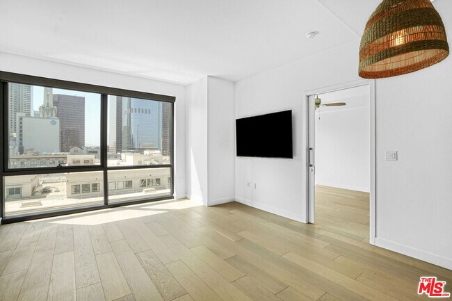 Building Photo - 400 S Broadway