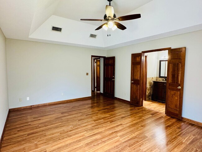 Building Photo - 3-Bedroom home is sure to captivate from t...