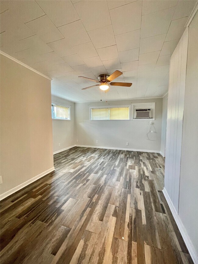 Building Photo - 1112 Southampton Dr