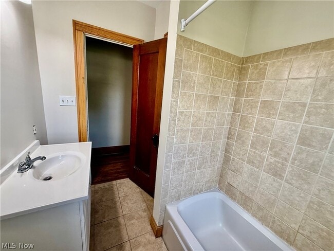 Building Photo - 364 N Chillicothe Rd