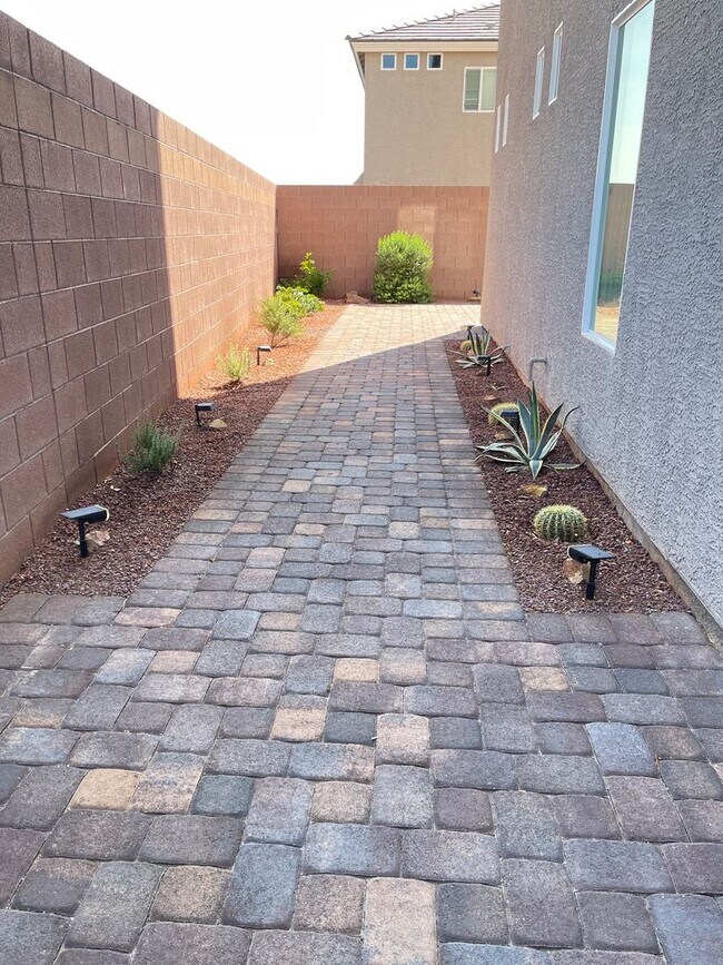 Building Photo - 3 Story house 4 bedroom / 3.5 bath, Southwest