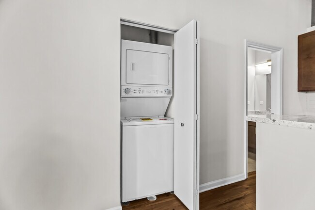 Building Photo - 1542 N Damen Ave