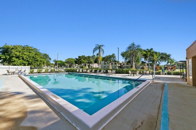 Building Photo - 15217 Lakes of Delray Blvd