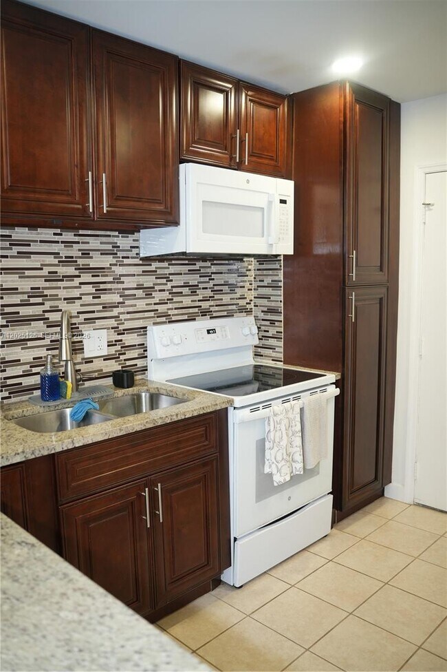 Building Photo - 6001 N Falls Cir Dr