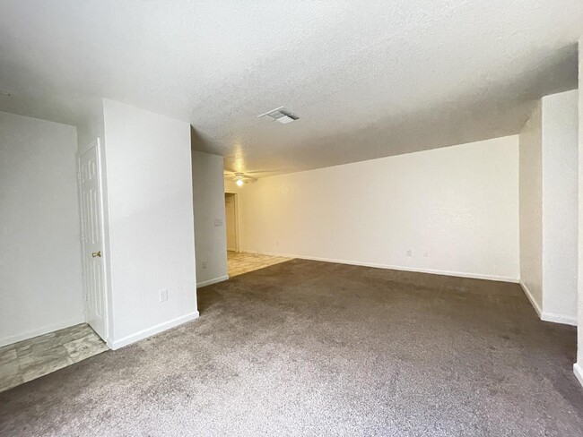 Building Photo - $1,200 Rent BHCRENT.COM 2 bed 2 bath with ...