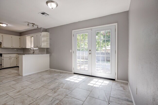 Building Photo - 916 S Patterson Dr