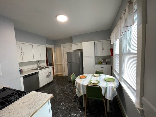 Building Photo - 916 Ackerman Ave