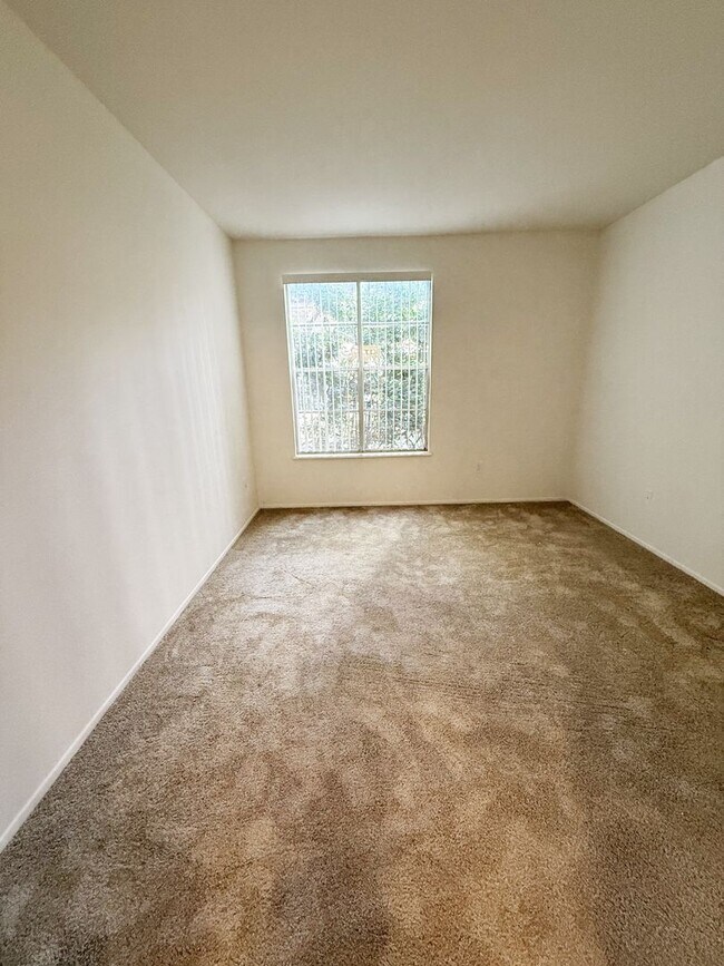 Building Photo - 2 Bed/2 Bath Condo in Martinique Complex -...