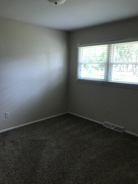 Building Photo - 208 Diane Dr