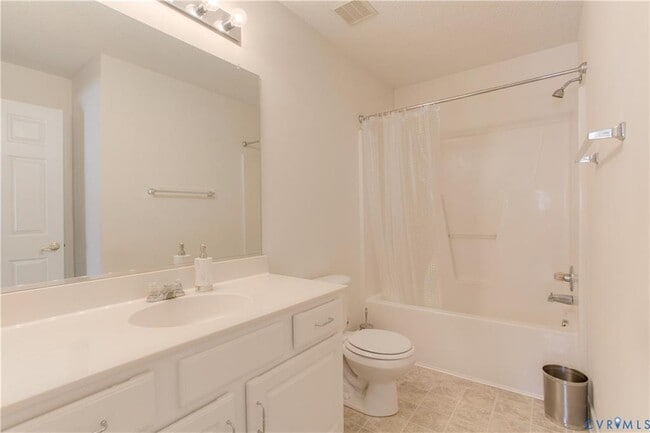 Building Photo - 4718 Twin Hickory Lake Dr