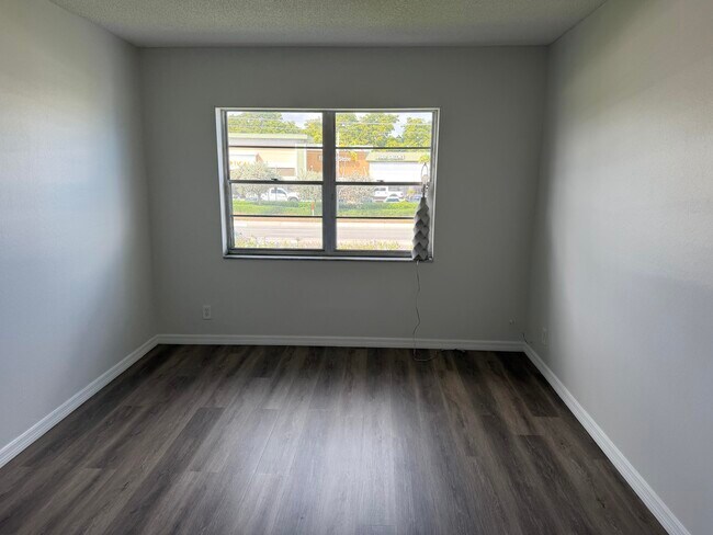 Building Photo - 1113 Lake Terrace