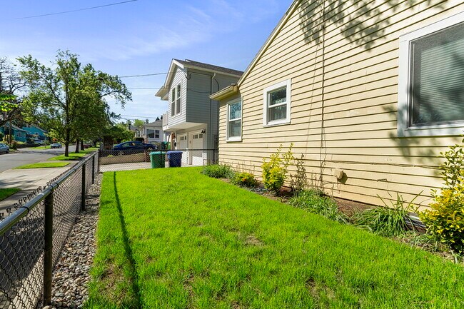 Building Photo - 1806 N Watts St